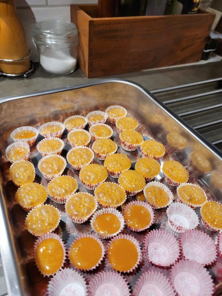 Knäck som började bubbla efter att de hade hällts upp i formarna.. Vad beror det på?