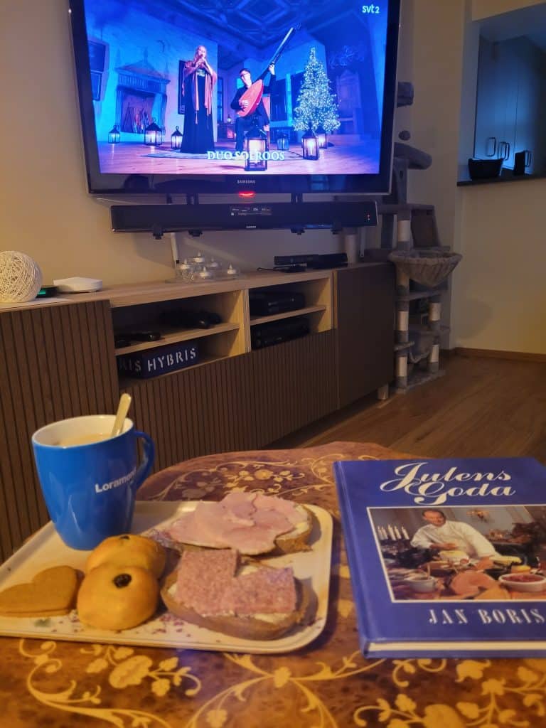 Mitt luciamys framför tv:n med te, lussekatt, pepparkaka, vörtbröd med kalvsylta och julskinka..